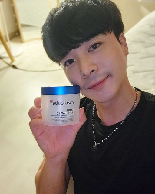 𝐃𝐞𝐨𝐤 𝐲𝐨𝐮𝐧𝐠 on Instagram: "#협찬#광고 - 이번에 메디큐브에서 제로모공패드 협찬이들어왔답니다~😊😊 [제로모공패드 2.0] ➡️제로 모공 패드 2.0은 11가지 인체적용시험을 완