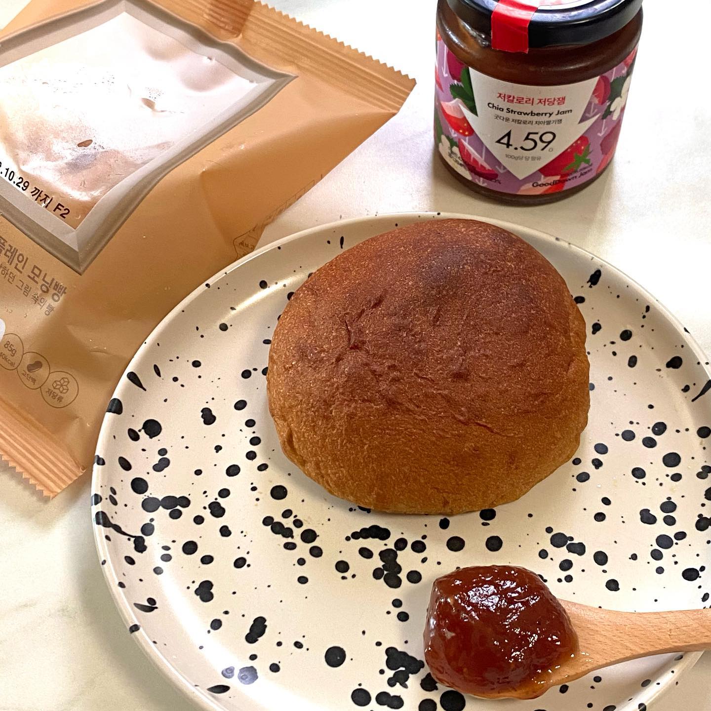 오늘은 빵모닝🥯
다이어트 해야하는데 빵은 너무 좋아하는 현빵,,,
오늘은 프로틴빵을 먹어보았어요!
탄수도 적게 들어가있고 맛도 퐁신퐁신한 모닝빵이에요! 굿다운잼 딸기잼을 발라서 간단하게 식사했네요.
빵 사이즈도 일반 모닝빵보다 크고, 1 개에 단백질 함량이 19g이나 되서 단백질도 든든해요

▪️그림의빵 / 굿다운잼 (grimms.bread / good__down ) 

‼️식사빵 5종 마지막 고별전 40% 할인이벤트‼️
그림의빵에서 그동안 정말 많은 사랑을 받았던 식사빵 5종이 곧 단종된다구 해요! 그동안의 감사한 마음을 담아 그림의빵에서 이제까지는 볼 수 없었던 특별 구성과 40% 할인 이벤트를 진행합니다! 저당 아침식단으로 연말 식단관리 맛있게 성공해보세요! 😊

[그림의빵 모닝빵🍞]
- 탄수화물을 비우고 단백질과 식이섬유를 가득 채운 저당류 고단백빵
- 순 탄수화물은 5g 미만, 단백질 함유량은 19g 이상

[굿다운잼🍓]
- 35kcal, 당류 4.59g으로 부담없이 달콤함을 즐길 수 있는 진한 딸기잼

#그림의빵 #할인 #할인이벤트 #식사빵 #단백질빵 #프로틴빵 #굿다운잼 #저칼로리잼 #저당잼 #다이어트잼 #식단관리 #다이어터