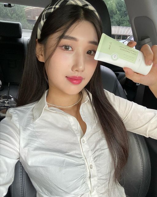 윤윤 on Instagram: "🐰: 즐거운 점심시간~ 맛점 중이신가요🥰 따사로워 지는 가을 햇빛으로 부터 피부를 지킬 선크림 소개소개🍦하려 왔어요😆 수분크림 바른 듯한 촉촉한 사용 감으로 백탁