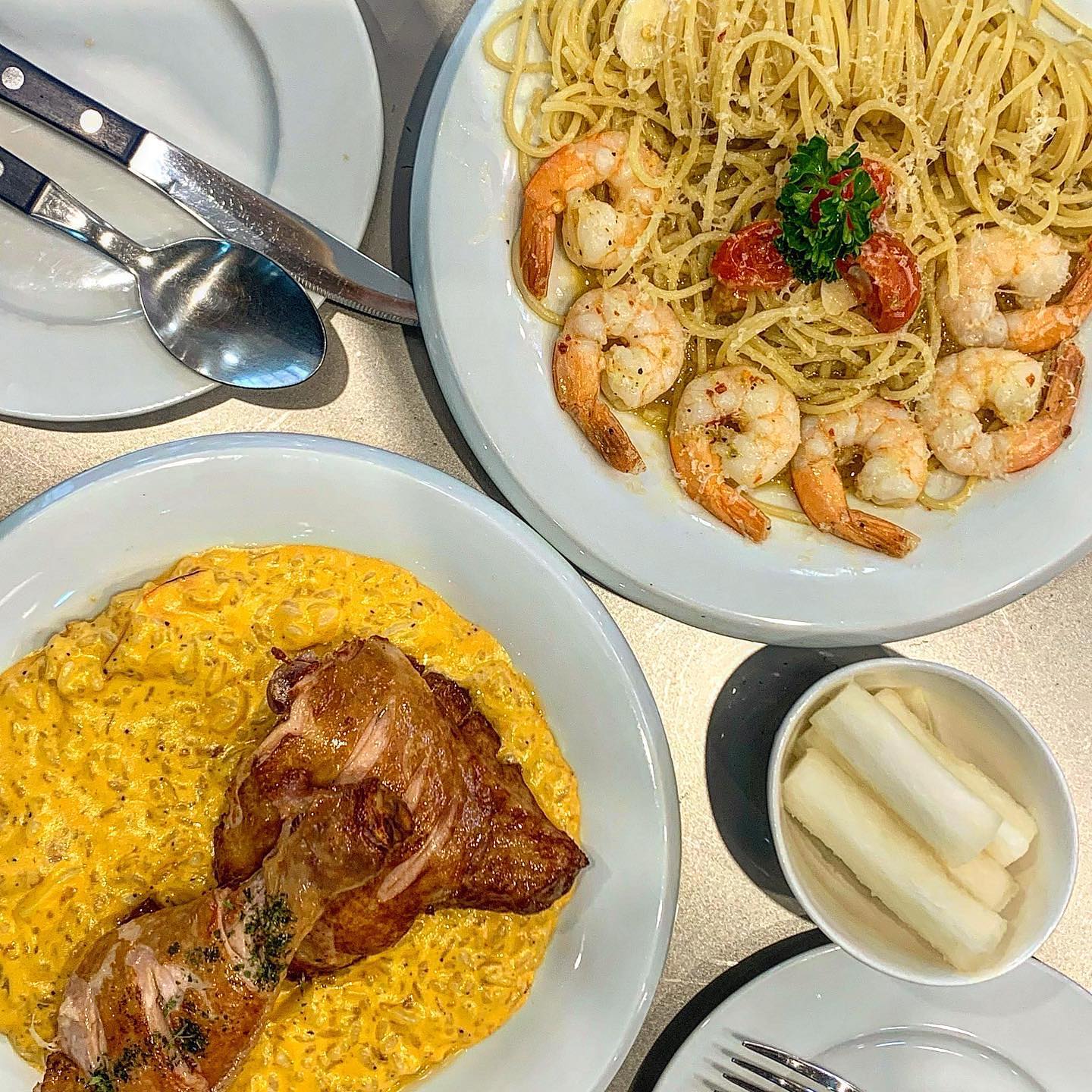 ♫ 세컨디포레스트 지웰시티점 ♫

두번째 방문한 세컨디포레스트!
정말 파스타맛집, 리조또맛집인데
그 중 제 최애메뉴 새우 오일 파스타,
오이스터 치킨 쉬림프 리조또 입니다 🥰

특히 이 집은 새우를 정말 아낌없이 줘서 행복 ఇ 
오이스터 치킨 쉬림프 리조또는
세컨디포레스트의 대표메뉴인 만큼
비주얼과 맛이 완벽 ,, 🤍
정말 이 메뉴는 치킨이랑 같이 꼭 먹어야해요 ㅜ.ㅜ

사진만 봐도 군침싹돌
조만간 세번째 방문하러 가야겠어요 ʚ˘◡˘ɞ
.
.
.
📍 충북 청주시 흥덕구 대농로 39 LK트리플렉스 A동 206호 세컨디포레스트 지웰시티점

➿오이스터 치킨 쉬림프 리조또 17.0
➿새우 오일 파스타 14.0