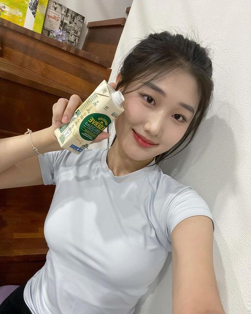윤윤 on Instagram: "#광고 🐰: 오늘 등 부시고 왔다. “마이밀 프로틴 리저브”는 단백질 합성에 필요한 무려 18가지 아미노산 함유된 100% 완전 단백질 BCAA 2,500mg 함유제품이에요🪴 맛은 호불