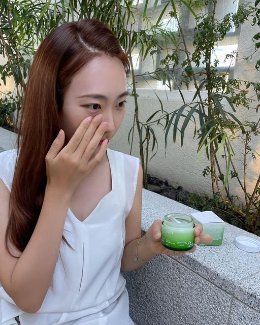 영지😘 on Instagram: "#제품제공 두둥탁👏 여행 다녀오니 집에 짠 도착해있는 선물! 일주일정도 아침저녁으로 매일 발라보았음🤔 여행기간동안 햇빛을 너무 많이 받아서 피부가 좀 민감해져