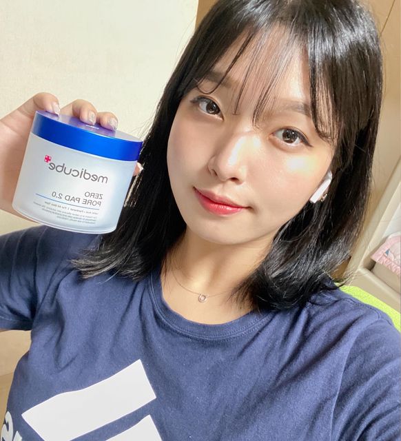 헬스공주 ✸ on Instagram: "믿고 쓰는 메디큐브 🫶🏻 진짜 메디큐브 모공패드는 써봐야 아는 잇템 ... 🤍 너무 유명하고 나도 너무 많이 써서 이제는 좋다고 말하기도 입 아파 😭 세안하고 꼭