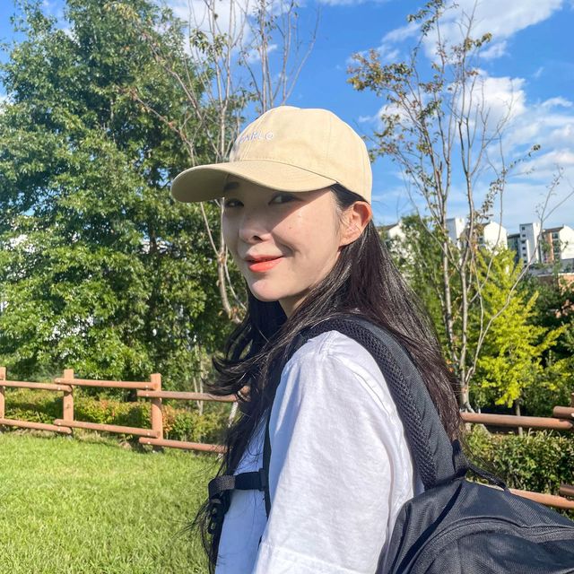 슈갱🙂 on Instagram: "#광고 색깔별로 모자 욕심 있으신분? 바로 접니다🙋🏻‍♀️ 모자욕심 많아요! ⠀ 등산하고 러닝할때 땀에 젖는 머리때문에 평소 모자를 즐겨쓰는데 이왕 쓰는거 #친환