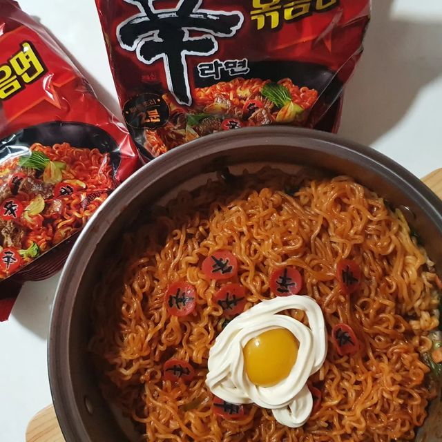 내모서 먹스타그램 on Instagram: "#내모서x조리 #신라면볶음면 신라면을 좋아하는데 볶음면은 처음 먹어봐요! 전에 한창 떠서 궁금했었는데 드디어 먹어보네요! 볶음면이라 그런지 면이 얇아