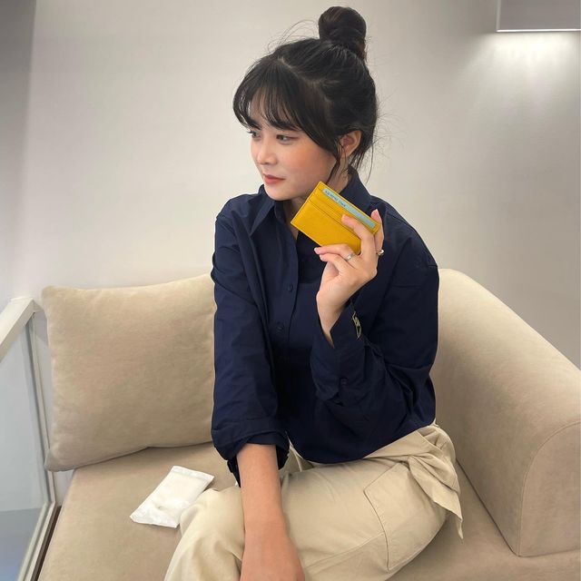 보민(24) on Instagram: "#광고 @right_here_women 이번 겨울 카드지갑으로 당첨💛 7가지 색상이니 골고루 소장 필수입니당? ✨🫶🏻 #지갑추천 #카드지갑추천 #카드지갑 #여성카드지갑 #소가죽