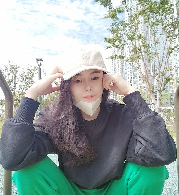 모델 럽썬❤(LIM Seonha) on Instagram: "#협찬 까를로볼캡 깔끔한디자인에 예쁜색감이라 스타일링하기좋은❤️ #광고#친환경#친환경패션#까를로 #carlo#친환경브랜드#모델 #패션모델#데일리룩코디