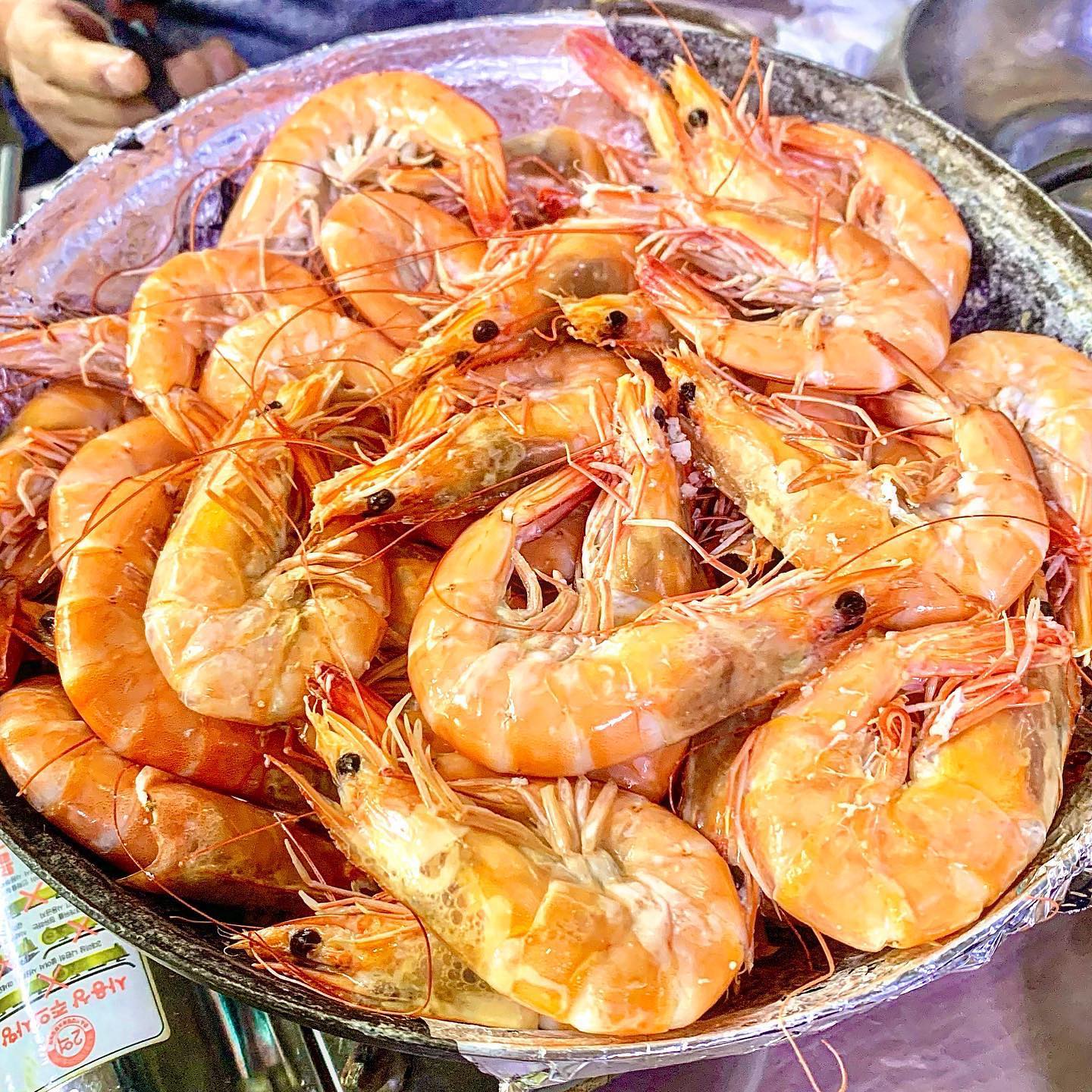 ♫ 내덕동 대교회수산 ♫

한창 대하 제철인 요즘 !
대하 먹으러 동네 횟집으로 갔답니다 ఇ 

오통통하게 살이 오른 대하는
와사비와 먹어도, 초장에 먹어도,
간장에 찍어먹어도 •••!!
뭘 어떻게 해도 그냥 맛있는 대하 🦐

대하머가리 구이는 바삭바삭해서 식감도 좋고
맥주 안주로 너무너무너무 좋았어요 💕

살짝 느끼해질 때 ! 매운탕 소환.
얼큰한 매운탕으로 속 달래면서 2차전 했습니다 ㅎㅎ
거기에 디저트로 고소한 전어구이까지
그저 완벽.
.
.
.
📍 충북 청주시 청원구 향군로 153 대교회수산

➿대하 1kg 50.0 (2kg 주문)
➿전어구이 반kg 25.0