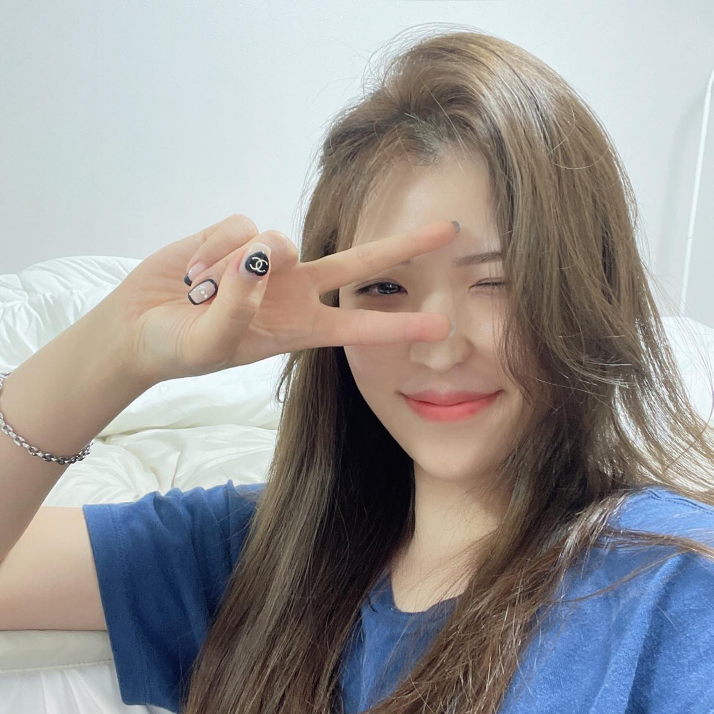 피드 박제 완료🫶

스토리에 올렸다가
너무 많은 칭찬을 들어서
바로 피드 올려버리기~~👍

염색하길 잘했따🥰

-
#가을맞이염색 
#스타일변신