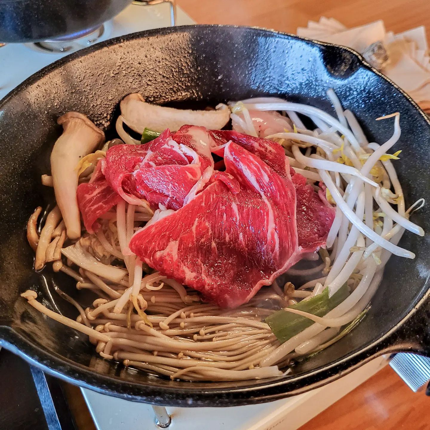 동인천 스키야키맛집 움식당🍲

최근에 인천여행을 다녀왔는데요 그때 먹었던 너무 기억에 남았던 맛집인 움식당을 소개해 드리려고 해요! 
신포역과 동인천역 사이 고즈넉한 느낌의 골목길에 위치해있는 곳입니다🥰

제가 여행갔을 때 계속 날이 밝다가 여행 마지막 날에 부슬비가 내렸는데요. 이동이 불편하긴 했지만 움식당 외관을 보고 가게 분위기랑 참 잘 어울린다는 생각이 들었어요.

내부도 마음에 들었는데요👍나무로 된 인테리어들이 반겨주었어요. 한옥의 느낌이 나기도 하고 스키야키가 메인메뉴라는 걸 알아서인지 일본식 건물 같기도 한 오묘한 느낌이 들었어요.

자리에 착석하고 메뉴판을 보는데

모든 메뉴들이 다 맛있어 보여서 너무 고민되는 거 있죠!

그래도 제일 메인메뉴를 먹는 게 좋을 거 같아서 스키야키를 주문했어요. 그리고 제가 감자, 트러플 덕후라서 트러플 감자전도 주문했습니다!

​
▪️스키야키 1인 14000원
​1인 스키야키라서 1인분씩 나오고 개인화로와 판도 따로 나온답니다!
​알려주시는 맛있게 먹는 방법에 따라서 만들어 먹으니 만드는 재미도 있고 또 취향에 맞춰서 만들 수 있기 때문에 더욱 맛있게 먹을 수 있었어요👍

​
▪️트러플 감자전 12000원
위에 눈꽃 치즈가 뿌려져있는 감자전이에요. 받자마자 트러플향이 확 올라와서 너무 기분이 좋았어요.
전을 자를 가위랑 집게도 같이 주셔서 먹기 좋게 잘라먹으면 됩니다!
바삭하고 고소하고 트러플향도 많이나서 엄청 맛있게 먹었어요🤤

영종도에 들어가기 전 숙소 근처로 급하게 찾아간 곳인데 너무 마음에 들었어요.
영종도까지도 대중교통이나 택시를 이용하면 가까워서 여행 루트에 넣기에도 좋았어요.

또 인테리어나 메뉴가 다 분위기 있고 맛있고 예뻐서 기분도 좋았구요.

다음에도 동인천역이나 신포역 근처에 갈 일이 생기면 또 들릴 거 같아요❤️

​

📍위치
인천 중구 답동로12번길 21

⏰️영업시간
11:30 - 21:00
15:30 - 16:30 브레이크타임
화휴무

#움식당 #인천움식당 #동인천움식당 #동인천역맛집 #신포역맛집 #신포동맛집 #스키야키맛집 #인천데이트코스 #인천가볼만한곳 #트러플감자전