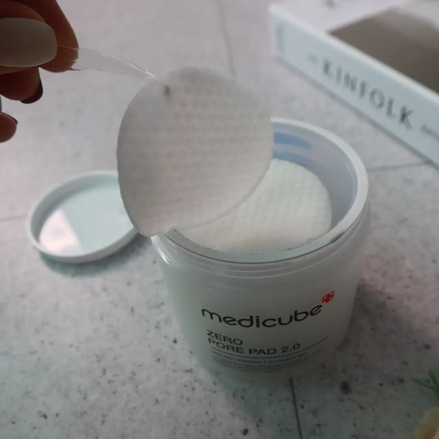 스텔라 | Miseon Lim on Instagram: "협찬 메디큐브 베스트셀러 제로모공패드에요 환절기 자극받은 피부를 위한 필수 아이템🚨 메디큐브 제로모공패드2.0 2주 사용 인체적용시험을 완료한 모공 타