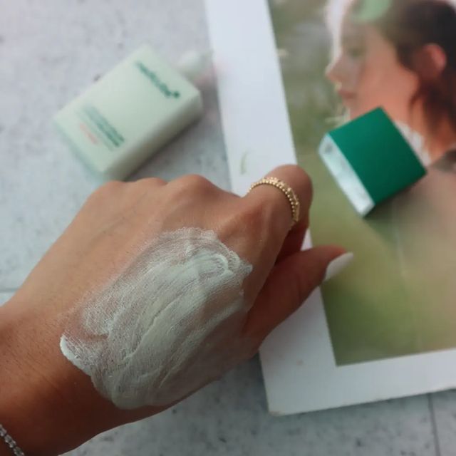 스텔라 | Miseon Lim on Instagram: "협찬 메디큐브 슈퍼시카 컬러 코렉팅 크림 🌿 초록초록 싱그러운 컬러의 크링이에요 한손에 들기도 쉽고 휴대하기 편한 사이즈 챙기기도 쉬유요 홍조커버전용