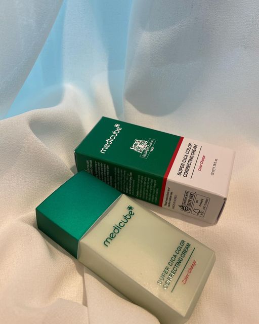 이예슬 on Instagram: "#광고 붉은기 홍조가 있는 피부라 쌩얼로 나갈때도 항상 신경 쓰였는데 두껍게 덧칠해 가리지 않아도 가볍게 홍조가 가려지는 <메디큐브 톤업크림> 초록색인데 피부에 바