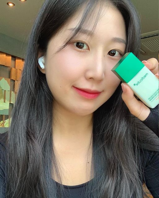 구경본 on Instagram: "평소에 붉은기, 홍조 때문에 컨실러는 필수였는데 오히려 피부결은 더 안좋아보여서 고민이었어요 메티큐브톤업크림은 훨씬 가볍게 홍조 커버가 깨끗하게 커버돼요 ㅎ