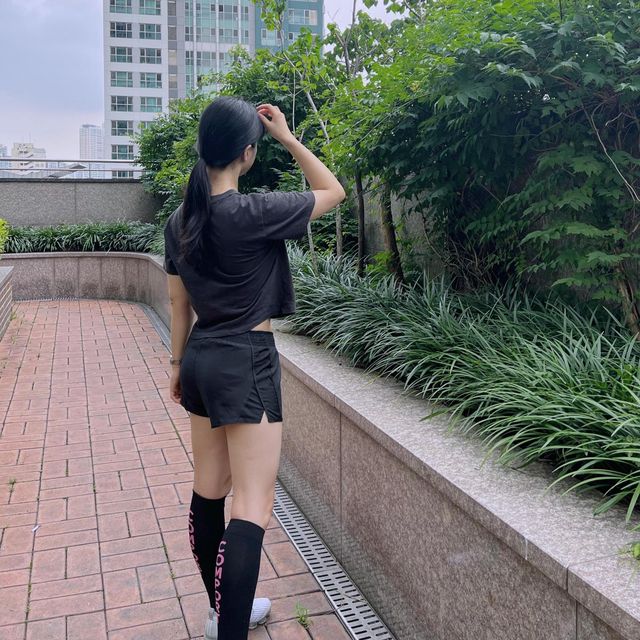 @from_holy on Instagram: "#협찬 #제품제공 발목이 부실한 저를 위해 컴포트에서 업템포플로라를 보내주셨어요🥰 업템포 플로라는 양말과 카프타이즈가 결합된 일체형 풀삭스에요🧦 ✅다리근육
