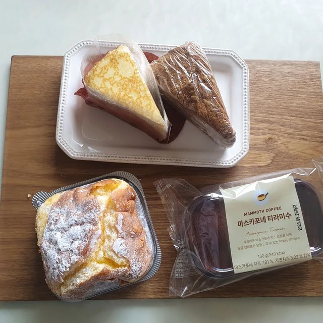 릴리 on Instagram: "#광고 #매머드커피 내가 애정하는 매머드커피 디저트 신메뉴 4종 먹어봤다 달달한 디저트🍰랑 쌉싸름한 아메리카노☕는 언제나 진리! 🎈마스카포네 티라미수 티라미수에