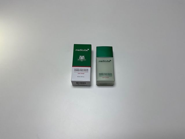 유진留眞 on Instagram: "@medicube_korea #슈퍼시카컬러코렉팅크림 갑자기 날씨가 쌀쌀해지면서 예민한 내 성격마냥 뒤집어진 피부에는 역시 이번 9월, 새로나온 [메디큐브] 슈퍼시카 컬러 코렉팅