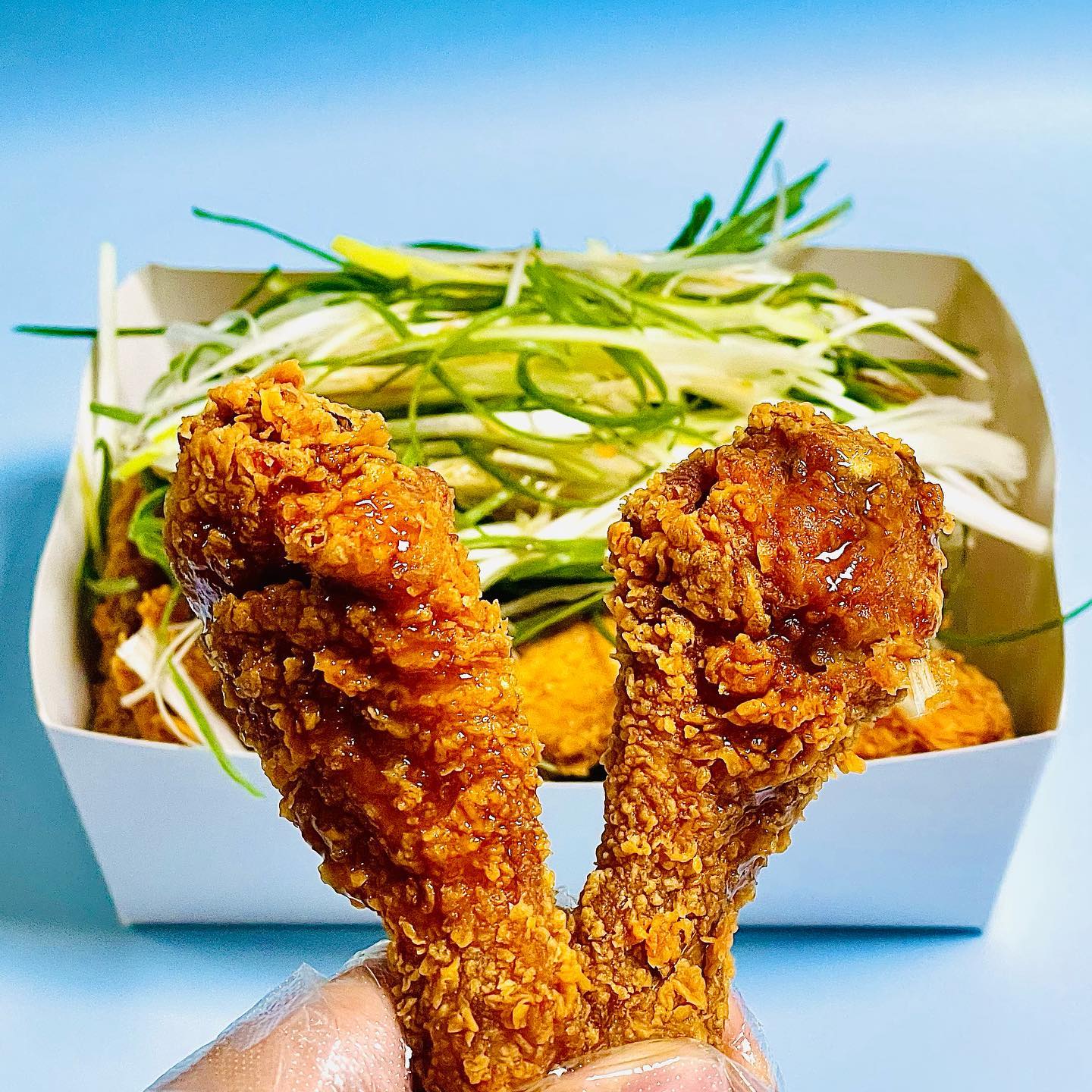 #광고 🐷부어치킨 파닭&맛쇼킹

여러분!!한국인의 대표 야식하면 뭐죠?!
한국인의 대표 배달메뉴하면 뭐죠?!
바로바로 또 치느님 아니겠냐구요🍗🍗

제가 요즘같이 치킨값도 배달비도 비싼때에
포장하면 3천원 배달앱에서도 할인행사를 자주해서 얄팍한 제 지갑 사정 잘 알아주는 '부어치킨' 데리고 왔습니다🙆🏻‍♀️

저는 파닭과 맛쇼킹 뼈있는거로 주문하고
집근처에 생긴지 얼마되지않은 '부어치킨성사점'에서 포장해보았어용🤗

'부어치킨' 드셔보신분들!!다들 아시지않나요
요기 기본적으로 치킨 자체를 넘 잘튀긴다는거요😍

진짜 어쩜 먹을때마다 치킨 튀김옷이 이렇게 바삭한데 느끼함없이 맛나죠?!
특히 저희가족은 치킨은 살짝 매콤한맛이 나는거 사랑하거든요
너무 맵지도않고 적당한 감칠맛에 튀김옷마저 맛나다 이고에여~~👍👍

거기다가 닭이 진짜 퍽퍽살도 부드러운거 실화냐구요
가슴살 먹는데 꼭 안심살과 다리살 그 사이 어딘가 정도로 부드러운거 있죠
거기다 잡내도 안나?!
얼마나 신선하고 좋은 닭 쓰시는지 딱 알겠더라구요😆

아니 파닭 진짜 저 넘 간만에 먹어봤거든요
와....근본입니다 진짜!!
우선 파채 한가득 넣어주시고 치킨열기에 숨이 죽지않게 따로 주시는 센스
거기다가 살짝 달큰하면서도 새콤하기도 한 소스가
치킨과 파채 사이사이로 싸아악 스며든다!!
하 모든 조화가 완벽하다구요😉

그리고 아까도 얘기했지만 기본적으로 후라이드자체가 넘 맛있어서
사실 어떻게 먹어도 맛도리 도라도라도라방스라구요😋

또 치킨한마리는 아쉽잖아용
제가 내돈내산해서 주문한 친구들 추천의 맛쇼킹!!
진짜 이름대로 맛이 찐 쇼킹입니다🤭

아니 적당히 들어간 고추에 단짠단짠한 간장양념 베이스인데
와....저 사실 간장치킨보다는 그냥 양념치킨 좋아하거든요
근데 살짝살짝 알싸한 매운맛이 섞이니까 진짜 매력 미취는거에요🫶🏻

아니 하다못해 치킨 그닥 안좋아하는 울 어무니
자리를 뜨지못하고 배부르다고 입으로는 말하지만 
손을 놓지못하시는거 있죠🤣

후 여러분!!진짜 치킨 어디서 먹을지 고민마세요
특히 배달앱에서 할인해주는데 이걸 그냥지나친다?!그러지마세욥!!
여러분도 이제 '부어치킨'으로 믿고 드세용💛

#맛기록 #부어치킨 #맛집 #치킨 #맛스타그램 #먹스타그램 #치킨스타그램 #치킨맛집 #배달치킨 #배달 #포장 #치킨포장 #화정맛집 #화정치킨 #원당맛집 #원당치킨 #고양시맛집 #파닭 #맛쇼킹 #맛집추천 #치킨맛집 #치킨추천 #야식 #야식추천