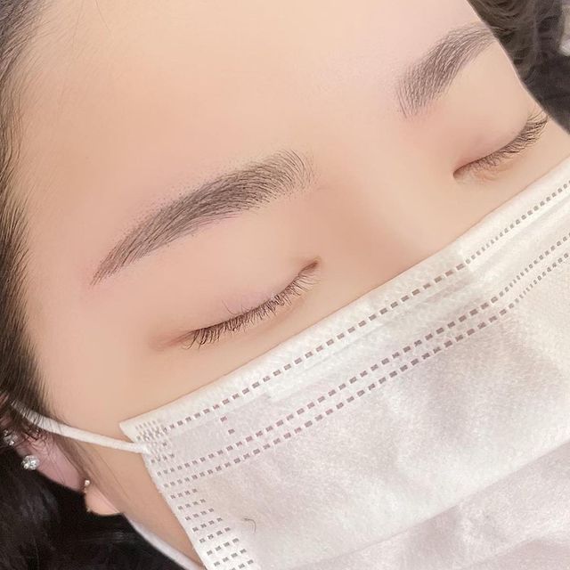 채은 on Instagram: "#광고 항상 화장하면서도 눈썹 그리는게 참 어려웠는데 하남에 위치한 더현뷰티 원장님께서 내 눈썹을 이렇게 자연스럽고 예쁘게 해주셨어요 🖤 주변에서도 이쁘다