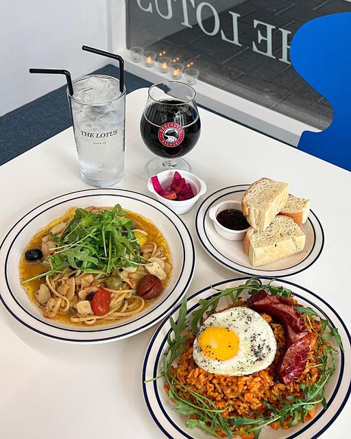 ❝𝘏𝘢𝘦𝘳𝘪𝘮❞ on Instagram: "🍽️더 로투스(The Lotus) #협찬 ⠀ 9월 새로 오픈한 핫한 브런치 카페 더 로투스에 다녀왔습니다~ ⠀ 전체적으로 깔끔한 화이트톤🤍이며, 감각적인 포스터