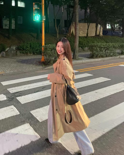희진 on Instagram: "#광고 퇴근 후 저녁약속은 늘 즐거워 ♪ 꽃을 닮은 예쁜 버킷백 들고 외출했어요 ㅎㅎ 스트랩까지 유니크한 디자인이라 제 맘에 쏙,,♥ #플리티카 #버킷백 #플라움버킷백 #플