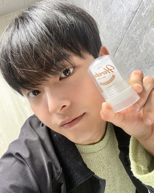 주형 on Instagram: "#광고 면도 후 케어 제품 헤레카 알럼스틱 ❤️‍🔥 #헤레카알럼스틱#헤레카애프터쉐이브#헤레카면도크림#헤레카면도스틱#헤레카#일산#서울#일상#소통#팔로우#팔로