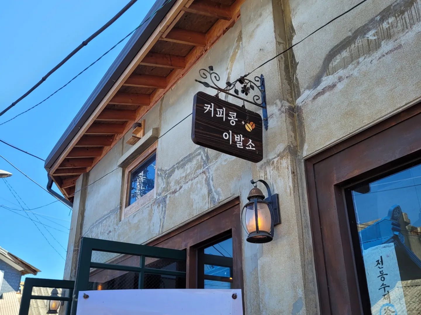 ⠀
외할비랑 아이들이랑 놀러간 
⠀
강화도 교동도 '대룡시장'
⠀
도착하자마자 젓국갈비먹고
대룡시장구경
⠀
화요일 휴무인 상점이 많아서
텅텅...
주말엔 사람이 바글바글 하다던데..
금요일날 와야하나..😋
⠀
#강화도 #교동도 #민통선 #대룡시장 
#젓국갈비 #짭짤하지만맛있다 
#쌍화탕맛집있다던데 #난안먹어
#연년생맘 #남매맘
#아들맘 #딸맘 #소띠맘 #호랑이띠맘
#아들스타그램 #딸스타그램
#우리아기 #우리아기사랑해