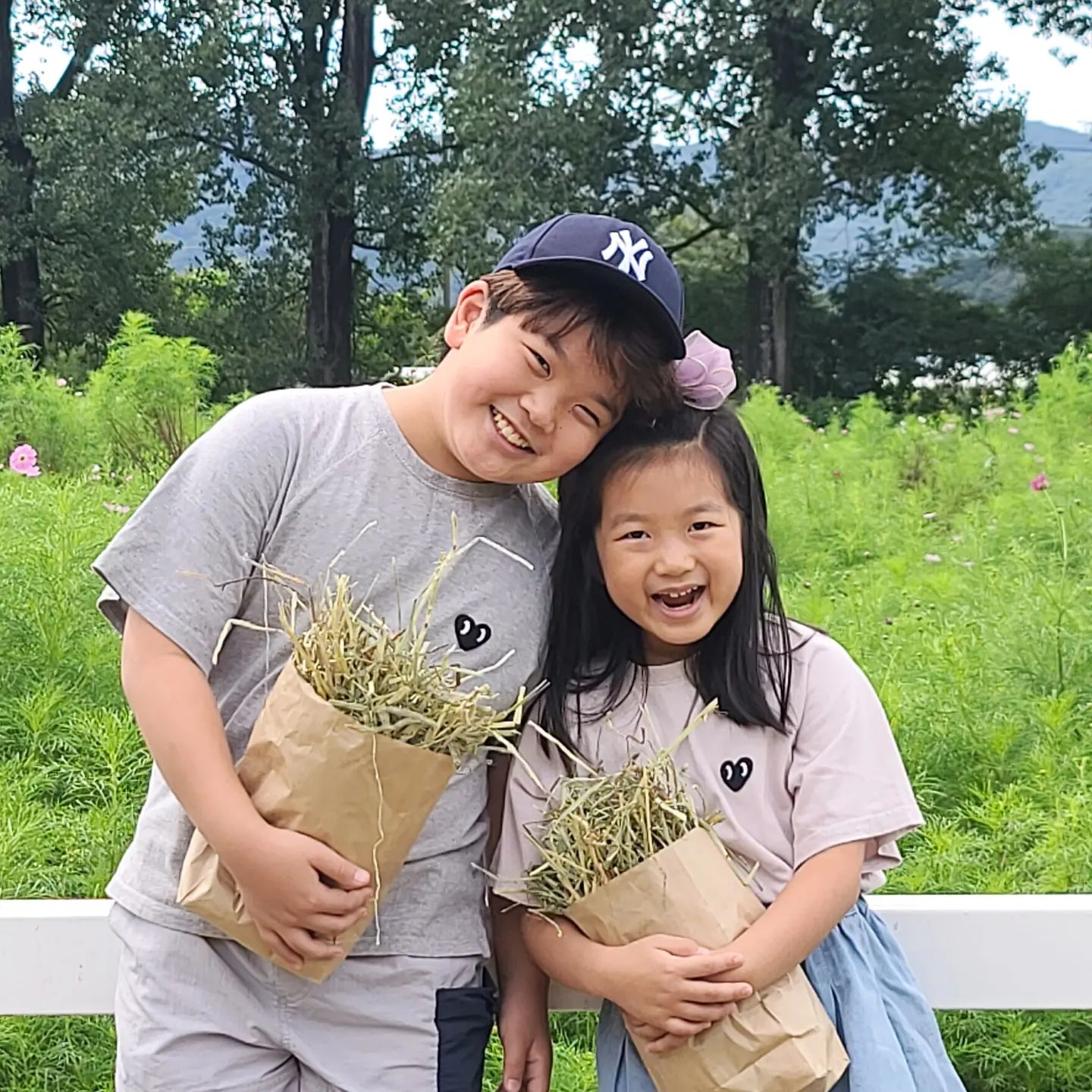 안녕하세요 💕

기존 daniel___lina 계정 쓰던
동하린하 엄마랍니다.

세상 똑띠라고 자부했는데
로그아웃후 재로그인하려고 하니
2중인증이 뜨고... 헉

그제서야 인증앱, 보안코드 설정도 안하고
인증받을 메일, 전화번호 등록도 
안했다는 사실을 알고
[ 최고절망중 ]이랍니다
🤬🤬🤬🤬🤬

그간의 아이들 사진이며 
찐소통하던 이웃님들까지 
잃게 되었다는 사실에
다시금 절망.... 😭😭😭

어쩌겠어요. 
저스스로를 원망해야지 
한분한분 다시 찾아가
조심히 팔로우 하겠습니다.
흑흑흑 💦💦💦

호기롭게 도전한 챌린지들도 다 폭망이네요.
꺼이꺼이 💦💦💦

다행히 뭐때문인지 
기존계정에 게시글이 같이 남겨지네요.
이건 또 뭐람 💦💦💦

#이바보야
#바보멍충
#똥멍충