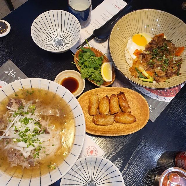 @21inch_hye on Instagram: "고수 못 먹는데 고수먹게 해 준 집 차돌쌀국수 차돌이 국수만큼 들어가 있고 숙주도 아낌없이 주는 나무.. 무엇보다 국물이 찐이다!! (고수 한번 먹어보고 싶어서 국물에