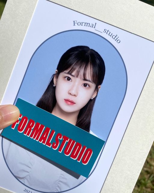 서현 on Instagram: "지갑 잃어버리고 사진찍기 미루다가 드디어 찍은 증명사진📸 요즘은 컬러배경지도 민증이나 운전면허증에 사용가능하다고 한다 ㅎㅎ 고민하다가 고른 스카이 블루색💙