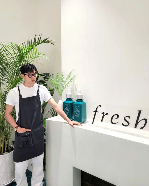 이관호 on Instagram: "🌿#프레쉬 팝업스토어에서 일하고 있어요🌿 스트레스 받으시죠?  스트레스와 피부노화는 큰 연관성이 있어요. 척박한 환경에서도 130년이상 스스로 적응하여 번성해온