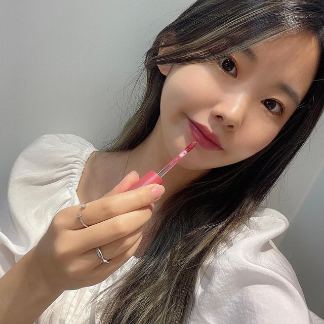 혀니 on Instagram: "제가 자주 사용하는 브랜드 '삐아'에서 쉬어 벨벳 틴트를 선물로 보내주셨어요(๑•͈ᴗ•͈) ✔️𝙿𝚘𝚒𝚗𝚝 𝟶𝟷. 발림성 벨벳 틴트 답게 크리미 하지만 바르면 보송