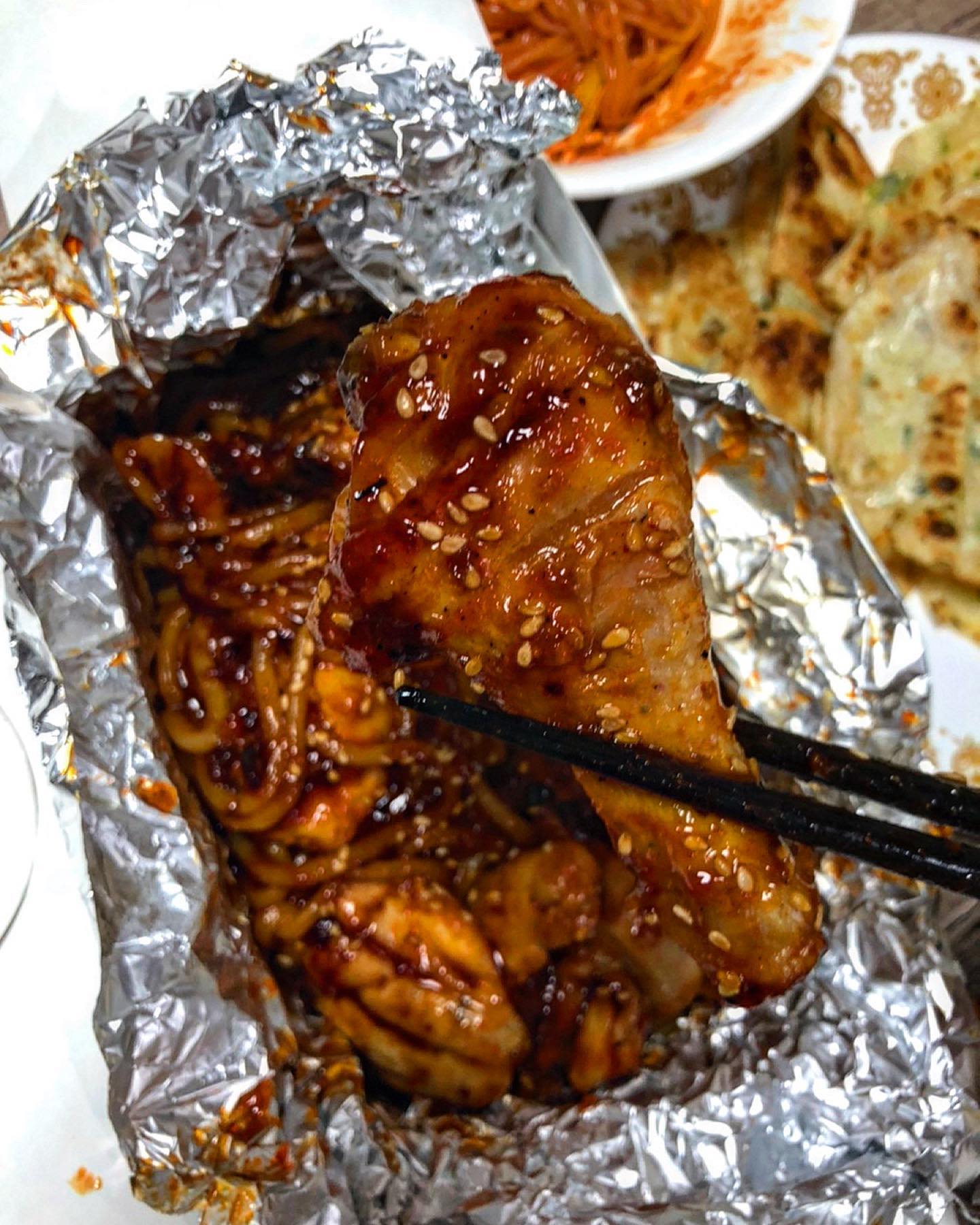#협찬
🏠꾸브라꼬숯불두마리치킨
_칠곡 태전점

호다닥 포장해온 숯불치킨🍗
치밥 땡기는날~보건대 골목에 있는 꾸브라꼬 치킨 이름 너무 귀엽지 않나요 ㅎㅎ 매장도 널직하고 까알끔해서 맥주마시기 딱- 하지만 납작만두 쫄면 조합을 하려면 당장 가지고 가야죠 닭이랑 우동사리에 양념이 쫘악 잘 베여서 너무 맛있었습니다 퍽살마저 촉촉한데 촉촉살아닌지;; 뜻밖에 발견인데 납작만듀랑 조합이 정말 좋았습니다 포장 배달 매장 어디든 즐겨보세여 추천드립니다😋😋😋
_
_
#대구보건대맛집 #태전동치킨 #대구치킨 #대구맛집 #대구치킨맛집
#꾸브라꼬 #꾸브라꼬숯불두마리치킨 #순살치킨 #숯불치킨 #순살치킨추천 #맛있는치킨추천 #닭다리살순살치킨#보건대맛집#보건대술집#대구맛집#치킨스타그램 #먹스타그램#먹팔#좋반