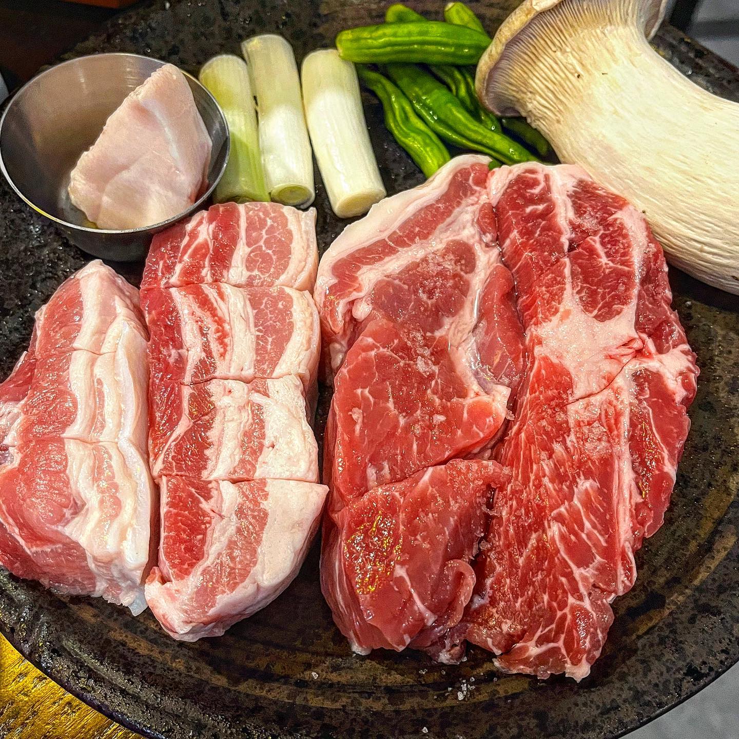 🥓영천선비 
🍽️메뉴: 삼겹반 목살반 500g(45,000원)

🟡리뷰
인님들 그동안 잘 지내고 계셨나용?
볼살이는 코로나에 이어 인태기도 걸리고 말았네요😅
인님들은 어떻게 극복하셨나요? ㅜㅜ
저는 아직 완전히 극복은 못했지만 
그래도 열심히 피드 올릴려고 노력할께요!!! 

오랜만에 컴백한 기념으로 아주 기가 막힌 
맛집을 소개할께용~!😆

바로 역대급 목살 맛집 회기동에 위치한 영천선비입니당😍

삼겹살 러버 볼살이는 삼겹살만 주문할까 하다가 
이날따라 목살이 “나 좀 제발 먹어주세요.“라고 
유혹하길래 반반으로 주문했는데 신의 한수였어요❗️

볼살이는 돼지고기 부위중에서 
삼겹살을 이길수 있는 부위는 없다고 생각했었어요! 
특히 목살이 삼겹살보다 맛있을수 있다는 생각은 
살면서 한번도 해보적이 없었어요!

아니 사장님 도대체 목살을 어떻게 숙성하셨길래 
이렇게 부드럽고 육즙이 터지면서 풍미가 가득할 수 있나요??? 😍😍

목살이 이렇게 맛있는 부위라는 것을 알게 해주셔서 
감사합니다😭😭😭

그리고 모든 밑반찬들은 가게에서 직접 만드시고 
특제쌈장, 된장쌈무, 미나리페스토, 묵은지 숙주들은 
직접 개발하신것 같더라구요💕💕
더 놀라운건 하나같이 고기와의 조합이 찰떡이라서 
먹는 즐거움이 상당했어요🔥

모든 음식에서 사장님의 정성이 느껴져서 
먹는 내내 너무 기분이 좋더라구요😆

회기 살면 이런 맛집을 이제야 알았다니 ㅜㅜ
반성 좀 하고 오겠습니다😭

📍주소: 서울 동대문구 회기로 137 
#영천선비 #회기동맛집 #경희대맛집 #회기역맛집 #회기동 #경희대맛집추천 #삼겹살맛집 #목살맛집 #동대문구맛집 #먹팔 #먹팔환영 #먹스타맞팔 #볼살이의먹스타그램