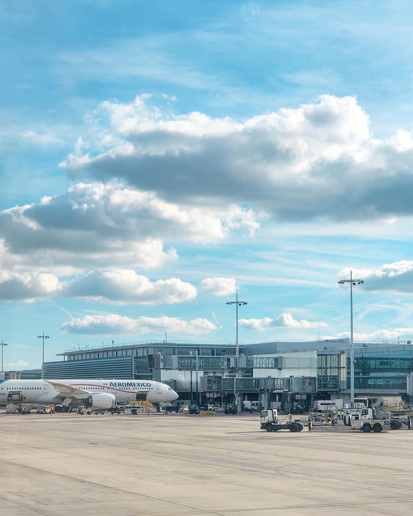 Aéroport Charles de Gaulle 🛬

[샤를 드골 국제공항] 은
파리에서 북동쪽으로
약 23km 정도 떨어져 있습니다.

유럽에서 가장 큰 공항인
CDG의 터미널은 1부터 3까지 있는데,
그중 2터미널은 A부터 G까지 나눠져서
총 9개의 터미널로 이루어져 있습니다.

저는 이번에 아시아나 항공을 이용했는데,
2E 터미널에서 내렸습니다.
입국 심사하러 가는 곳까지는
트레인으로 이동했고, 상당히 걸었어요.

이동에서부터 시작해서
입국 심사에 적지 않은 시간이 소요되니
일정 계획하실 때는 꼭 참고하세요.
너무 타이트한 일정은 추천드리지 않아요.

걸음을 옮길 때마다 마음이 두근두근-
3년만에 돌아온 파리는 여전히 아름답겠죠? 

#샤를드골공항
parisaeroport 
■ 95700 Roissy-en-France