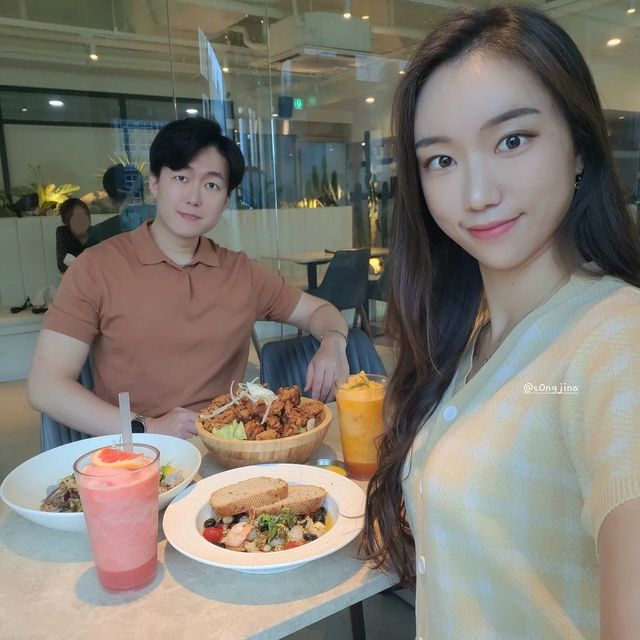 진아 on Instagram: "#협찬 매장이 아주 넓은 편이고, 푸릇푸릇 한 식물들이 가득 있어 산뜻하고 식물원 같은 분위기였어요 메뉴도 다양한데 세트메뉴까지 종류가 어마어마하더라고요 음료는