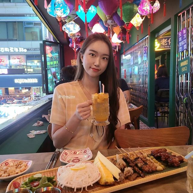 진아 on Instagram: "#협찬 여기 분위기 무슨 일이에요 완전 베트남 아닌가요?😮 대한민국에서 베트남의 하노이 맥주 거리를 즐길 수 있는 술집이에요 하노이st 플래터부터 시원한 얼음 생맥주