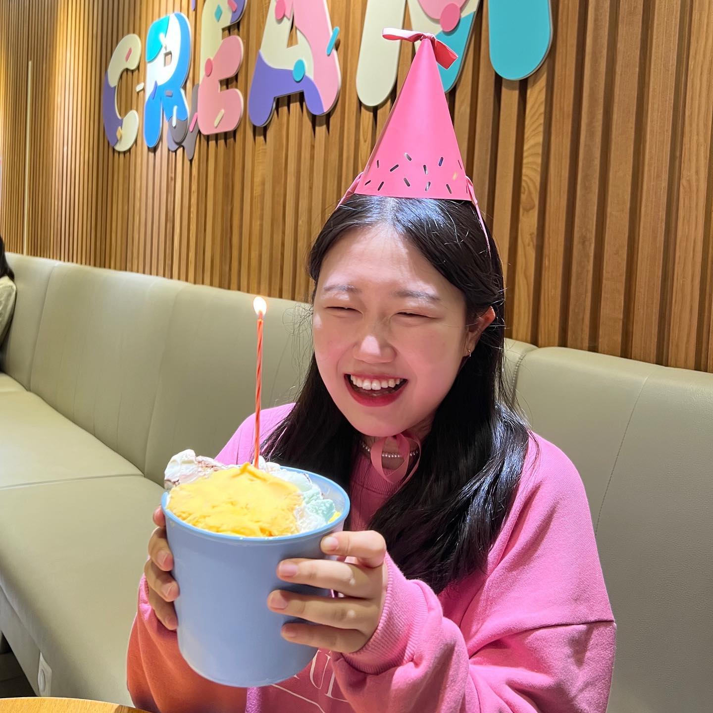 생일 때만 피드 올리는 것 같지만..!

행복한 생일을 더 행복하게 해주신 모든 분들께 감사합니다 💕
매년 제가 드린 사랑보다 더 크게 돌려주시는 것 같아서 한층 더 고맙고 죄송한 생일이었습니다
다가올 일 년 동안 축하해 주신 모든 분들 행복하시고 건강하세용 🫶🏻💝

그리구 내년에도 함께해 주세요... 제발^^^^..

#올해는_핑크곤듀_💖
#HBD_HI