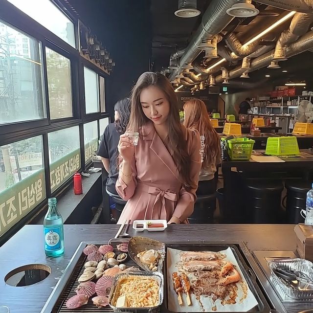 진아 on Instagram: "#협찬 고기와 조개구이를 함께 먹을 수 있다니 대박! 게다가 조개찜에 사이드 메뉴까지 다 무한리필이라고 해요😆😆 가을에 쌀쌀한 바람이 부는 요즘 불앞에서의 시간은