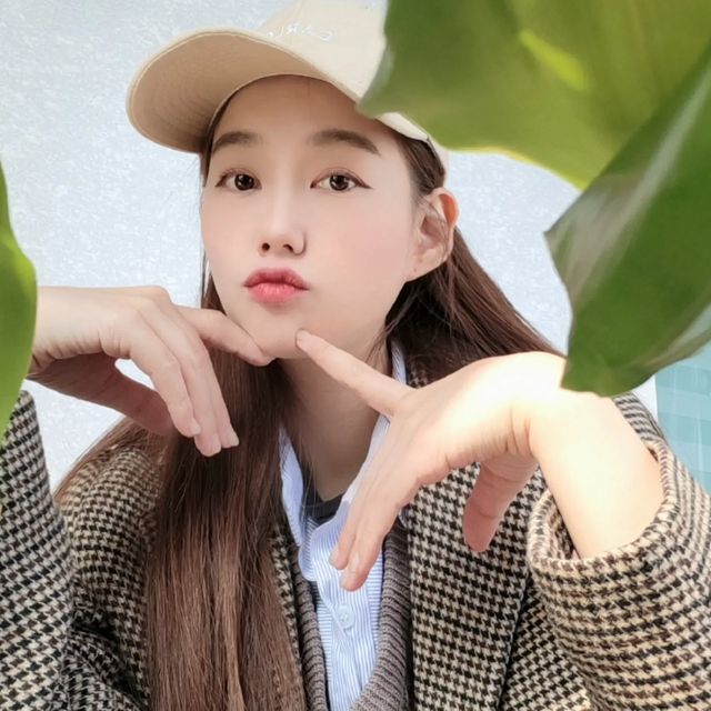 쏘이뽀이✨️ on Instagram: "#광고 #친환경 #친환경패션 #까를로 #CARLO 체크무늬 남방이나 자켓에 가장 잘 어울리는 베이지색 볼캡!😁 무심하게 툭 쓰고 나가기 좋고 얼굴도 작아보여서 요즘 외