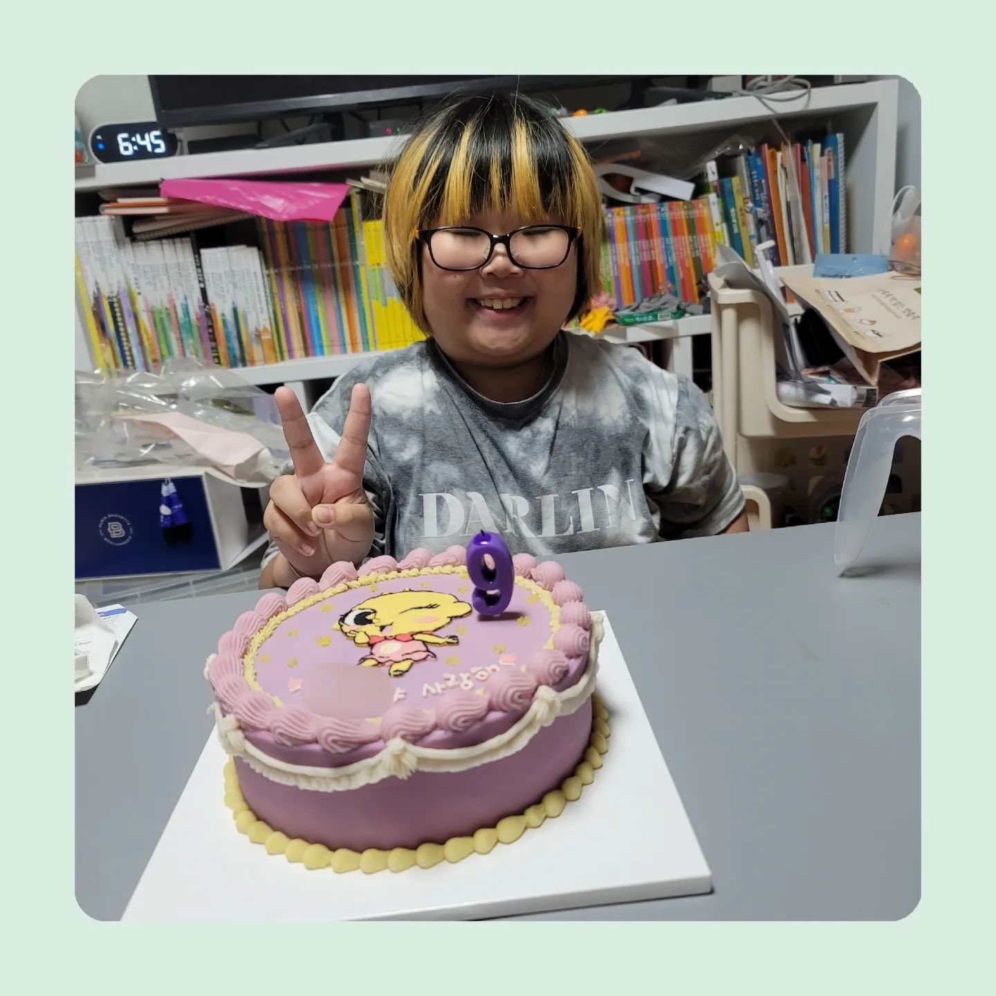 #병상기록
10월3일 우리 이쁜공주의 생일🎂
세찌때는 그나마 음식을 해줄수있었는데...
추석이후 급격히 않좋아진 내몸.
.
착한 딸,
식당에서 갈비사주면 된다고,
나는 먹지못해도 아이들 배부르게 먹으면 그만.
.
그리고....
.
난 응급실에...
결국 입원.
.
한달 넘게 아무것도 제대로 먹지 못했는데...
#장마비 인듯...
.
#콧줄 로인해 숨쉬는것도, 침삼키는것도..
쉬운일이 아니다.
.
숨쉴수있는것이, 침을 삼킬수있는것이 얼마나 감사한 일인지...
무엇하나 거저가 없고, 그냥이 없다.
.
하나님께선,
모든 것을 이유가 있게 하셨다.
.
얼른 퇴원해서 삼남매 옷사러가야하는데ㅠㅅㅠ
작년 가을겨울옷이 전부 작다는..아이들...날도 추운데 얼른 가야되는데ㅠㅅㅠ
.
#삼남매맘 #암투병중 #난소암3기c #항암투병중 #나는엄마다 #할수있다 #하면된다 #해보자 #일상의소중함