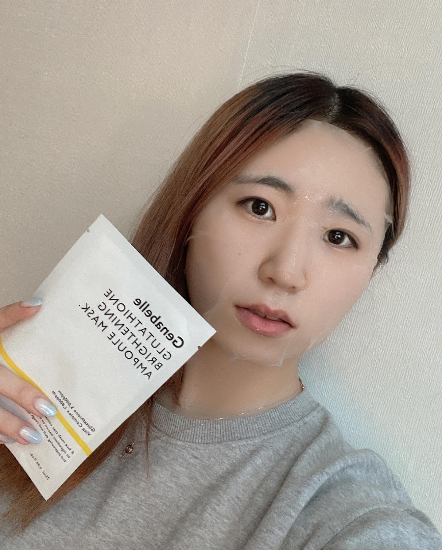 #광고

이제 여름이 다 지나고 가을이 다가오네용~ 

추위에 벌벌떨며 이번에는 새로 출시된 ‘제나벨 글루타티온 브라이트닝 앰플 마스크팩'을 사용해 봤어용!

백옥주사 성분인 굴루타티온이 고함량이라 톤업 효과를 볼 수 있을 것 같아서 팩 사용 해보기 전부터 기대감 뿜뿜!̄̈!

초극세사 비건시트라 피부에 닿는 느낌이 자극적이지도 않고 마스크 팩 자체가 너무 얇지고 두껍지도 않은 적당한 정도라 너무 간편하게 사용할 수 있더라구용~

매일 맘 놓고 편하게 사용하셔도 될 것 같아용!̄̈!̄̈

팩 1장에 25ml 고농축 앰플로 꽉채워져 있어서 
요즘 같은 날씨에 사용하기 너무 좋아서 찐템 예상해보는데용~?̑̈?

또한 들뜨지도 않고 딱 흡수되어서 편하기도 하고 무자극 테스트 완료인 제품이라 더더욱 믿음이 가죵?̑̈~

데일리 미백 마스크팩으로 꼭 꼭 강추드려용!̄̈

hash.up genabelle_official  제품 제공해주신 분들 너무 감사합니다🥹

#미백마스크팩 #글루타티온마스크팩 #제나벨 #제나벨마스크팩 #백옥마스크팩 #백옥주사 #미백홈케어 #글루타티온브라이트닝앰플마스트팩 #피부과화장품 #의사가만든화장품 #제품 #협찬 #오늘의미모 #해쉬업