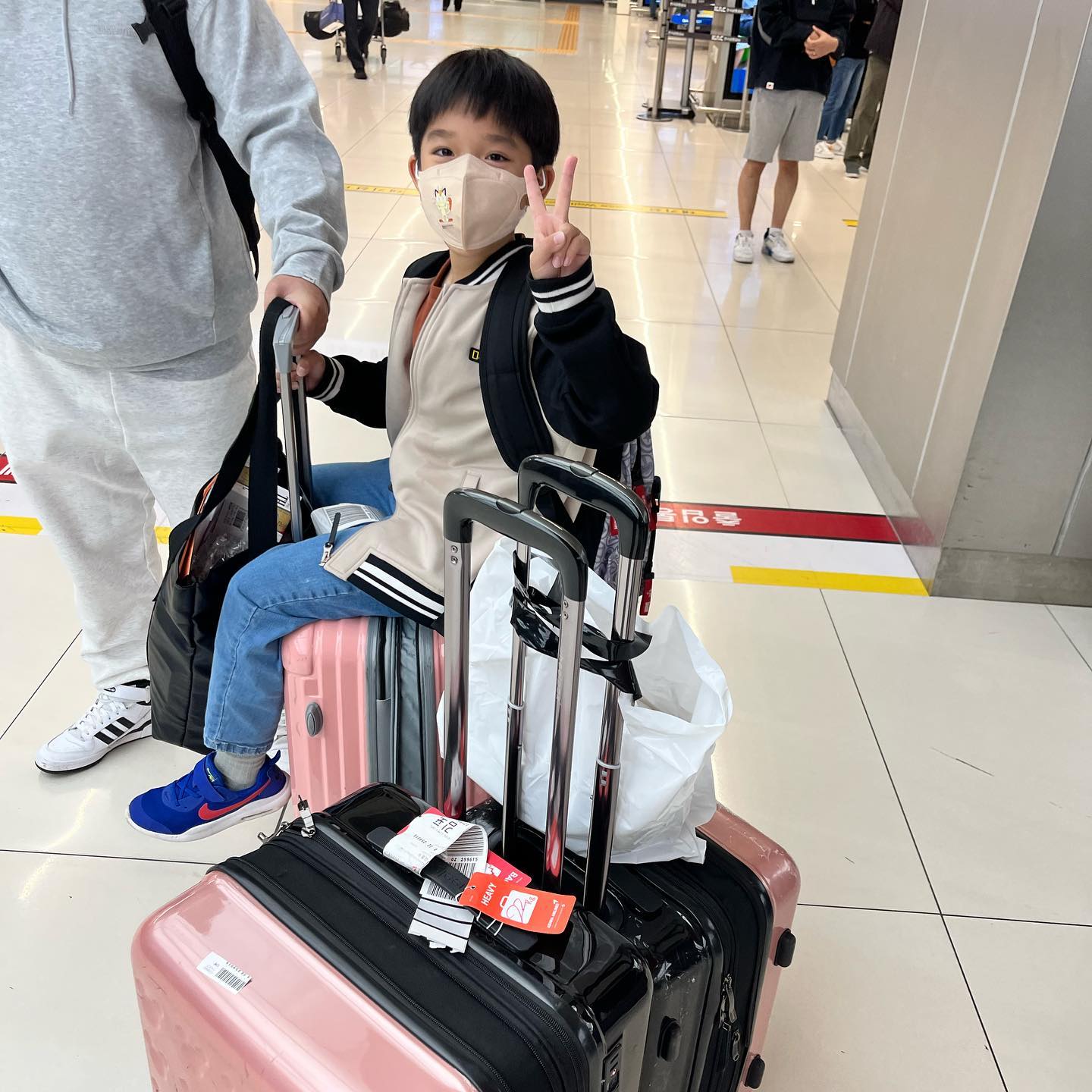옷을 우겨넣었더니 16키로.
옷이랑 젤리랑 넣었더니 22키로ㅋㅋㅋ
제지당하는줄ㄷㄷ

4박5일간의 10월 제주여행 끝!