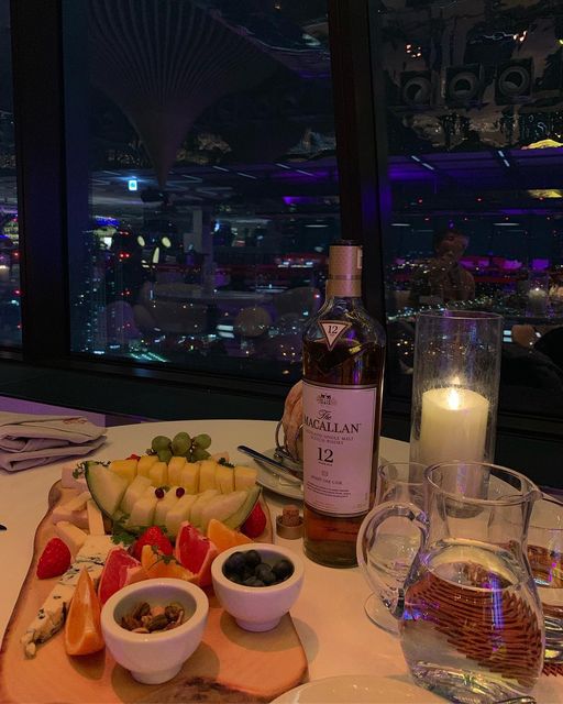이태현 on Instagram: ". 소확행..😊 여유있게 살고 싶다면 현실에 안주하지 말자 지금 이 행복을 누리기 위해 #킹스베케이션#드래곤시티#스카이라운지#서울야경#kingsvacation# #맥캘란#싱글몰트#