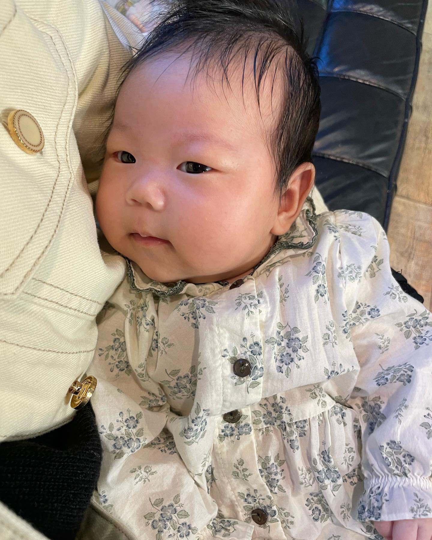 인제 제법 딸랑구 같아 보이고요👶🏻
50일 촬영 너무 잘해줘서 고맙고요💛100일에도 지금처럼 잘해줘 지유야🥹
.
#50일촬영#51일#👶🏻#범띠맘#슈슈앤크라#딸스타그램