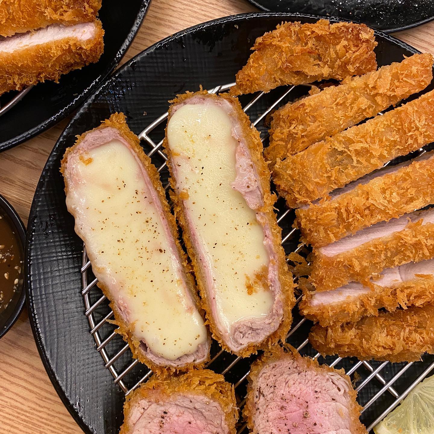 #삼백돈 
대전 유성 NC백화점 내 위치한 돈까스 맛집에 다녀왔어요
남편이랑 아기랑 가서 #삼백돈2인세트 #우동 주문했는데
돈까스가 진짜 미쳐벌임... 
특히 안심돈까스는 촉촉+부드럽고 특등심돈까스는
비주얼최강에 고기+비계의 조합이 진짜 저세상급이네요
남편과 간만에 아주 찐맛집 투어 하고 왔어요😚

#nc백화점맛집 #유성nc백화점 #유성nc백화점맛집