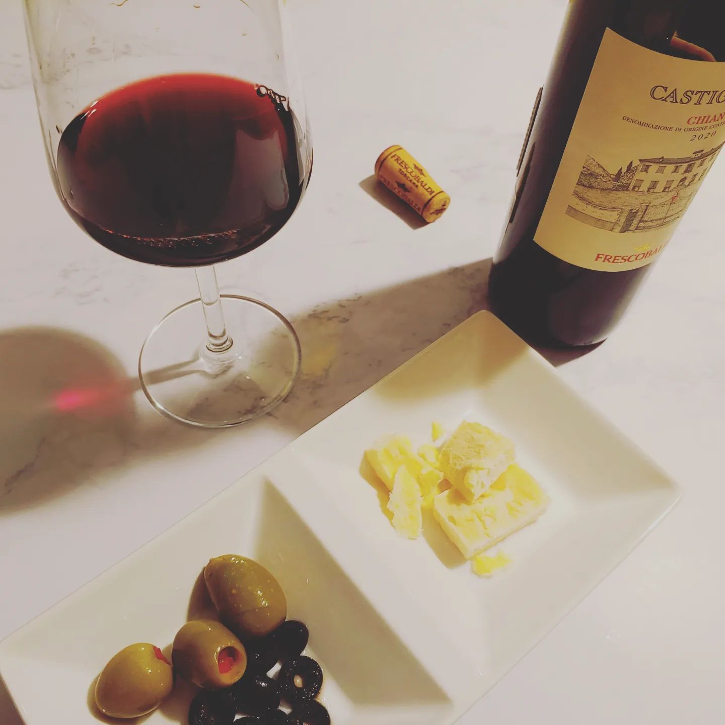 #와인한잔🍷 #정말한잔만이예요😂 #올리브비싸여

코스코 병에든 올리브는 맛이 그닥이네요;; 
제가 좋아하는건 겁나비싸서 ㅠ 세일할때나 손이가는데~ 6개월째 노세일😢

오늘 마신 와인은 끼안띠 종류랍니다. 

#시간넘빠름빠름⏰ #이러다곧겨울☃️ #집에서마시자 #담에는_하몽#남편보고있나😎