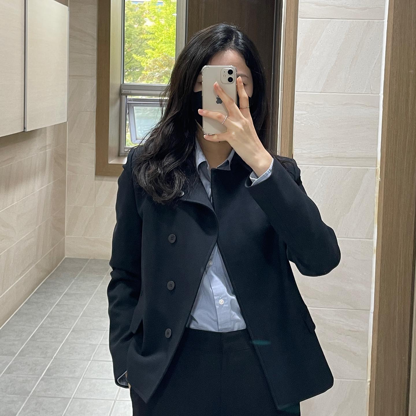 곱슬머리좌 어제 머리 제대로 안말리고 잤더니 구불구불〰️ 헤헤 바빠서 며칠만에 왔습니다 손가락마저 살이 빠져서 오랜만에 낀 반지가 헐렁해요🥲