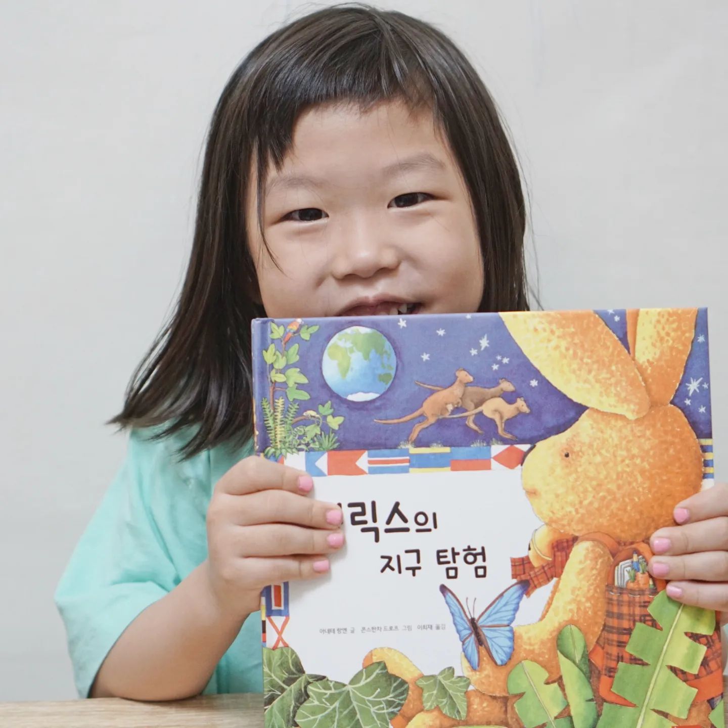 #협찬
.
.
의도치 않은 사건사고로 집콕인 아이들 놀러가고싶은 마음 대신 읽어주는 #펠릭스시리즈
.
.
의도치 않은 여행을 가게 되는 펠릭스와 펠릭스의 편지를 통해 모르는 세계를 배워나가는 그림책이라 글밥이 많은 편이지만 아이가 좋아하는 #그림책
.
.
펠릭스의 편지 때문에 두자매가 티격태격대기도 하지만, 이 편지 덕분에 내용의 환기가 되어서 깨져가는 집중력도 다시 한 번씩 부활하기까지 ㅎㅎ
.
.
#어린이추천도서 이기도 한 데다가 이미 여러나라에서 인정받은 #세계창작동화이기도 해서 내용적, 그림적으로 문제도 없고 #여행도서 라서 아이 호기심까지 팍팍 채워줘서 엄마 마음으로 만족도 100% 
.
.
싸우지만 말고 보자 응?
.
.
#협찬 #펠릭스시리즈 #펠릭스여행시리즈 #펠릭스모험시리즈 
#생활동화 #인성동화 #아이들책리뷰 #아이들책추천 #세계창작 #세계창작동화
 #펠릭스 #세계문화 #펼침북 #플랩북 #재미난책 #재미있는책 #여행도서 #노란버스 #노란버스도서총판