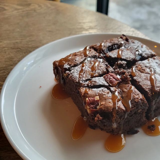 쏘이뽀이✨️ on Instagram: "#광고 꾸덕 달콤 브라우니가 있는 테라스형 카페😍 시그니처 메뉴인 꿀자몽🧡 왠지모르게 초가을 겨울에 자꾸생각나는 매력덩어리 카페💗 데이트하기에도 좋은